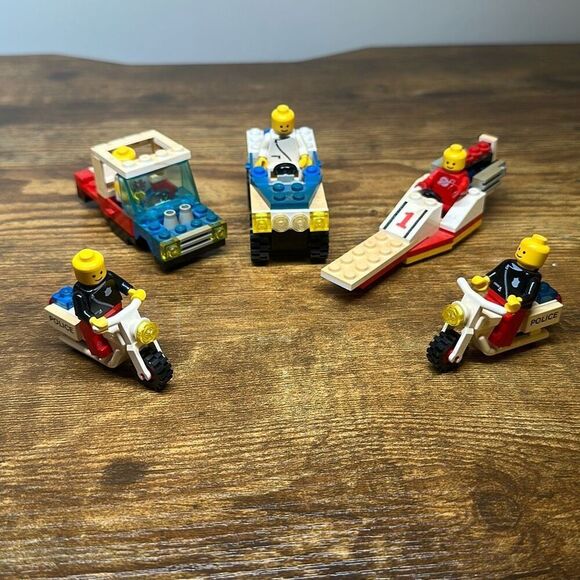 Various Lego Mini figs of Unknown Sets Police Motorcycle ATV 5 Figurines - Picture 1 of 7